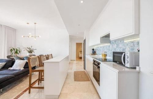 New Golden Mile Apartment | Elegant 3-Bed Apartment with Pools, Gym & Ocean Views