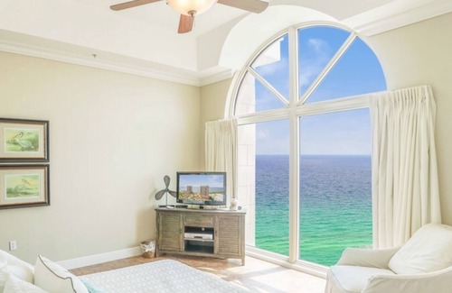 Pensacola Beach Resort | Exclusive Penthouse with Pool & Spa - Rated 10/10!