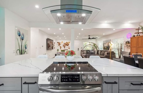 Sun Bay South House | Guest Rated 10/10: Spacious House with Pool & Family Amenities