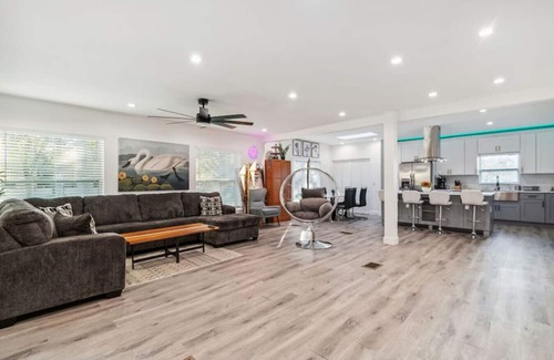 Sun Bay South House | Guest Rated 10/10: Spacious House with Pool & Family Amenities