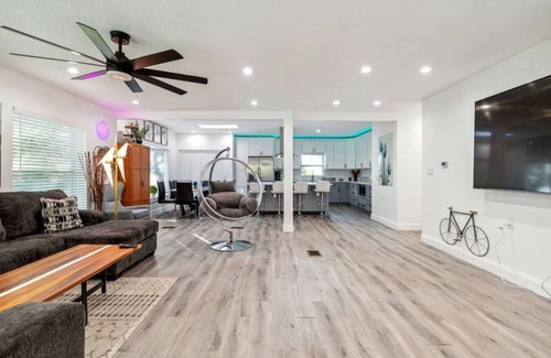 Sun Bay South House | Guest Rated 10/10: Spacious House with Pool & Family Amenities