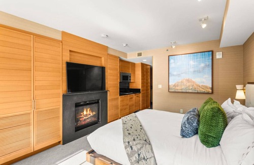 Snowmass Village Hotel | Luxury Resort Ski In Ski Out Studio