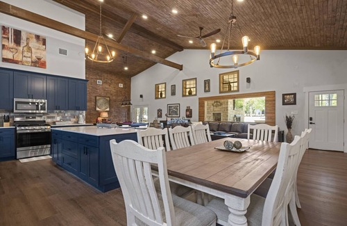 Wimberley House | Luxury Retreat for 28 Terracotta Bliss Getaway