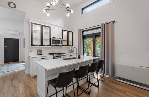 Thornton House | Mountain Escape with Pet-Friendly Amenities and Breakfast