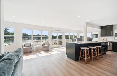 Richland House | Luxury Retreat on Gull Lake – Perfect for Your Next Getaway!