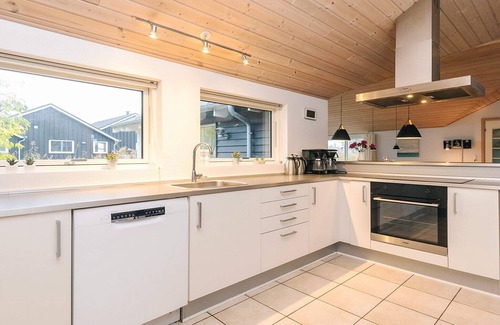 Faldsled House | Spacious 14-Person Holiday Home with Oceanfront Pool
