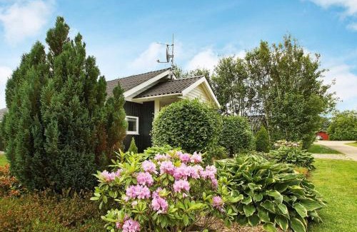 Skaven Strand House | Family-Friendly 8-Person Holiday Home in Tarm with Hot Tub
