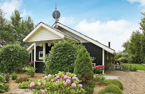 Skaven Strand House | Ideal 8-Person Holiday Home in Tarm with Ocean Views