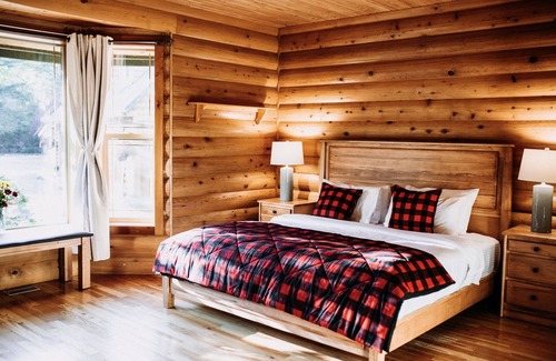 Lake Cowichan Cabin | Riverside Lodge with Pool & Ocean View for 10 Guests