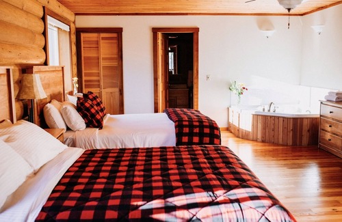 Lake Cowichan Cabin | Riverside Lodge with Pool & Ocean View for 10 Guests