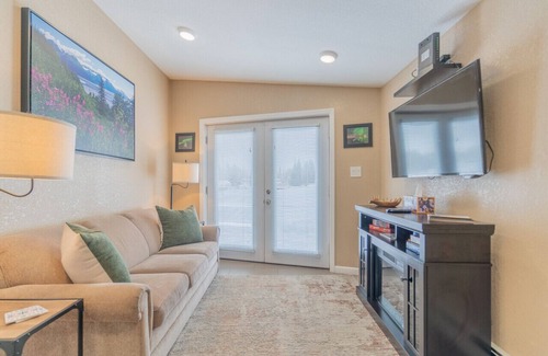 College House | Riverside Chena River House Suite with Spa & Ocean View