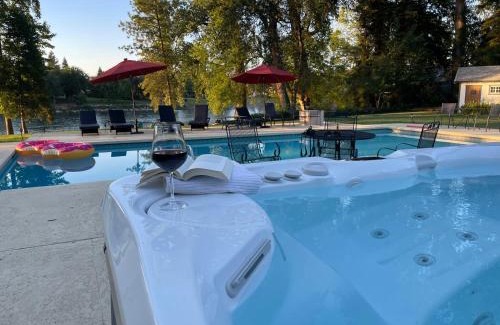 Cascade Villa | Relaxing Riverside Retreat - 4-Star Stay with Pool & Beach