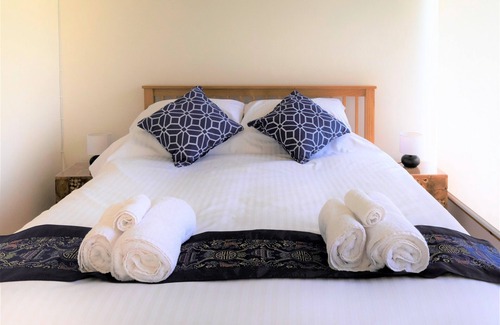 Liskeard Cabin | Riverside Lodge with Covered Terrace & Breakfast Included