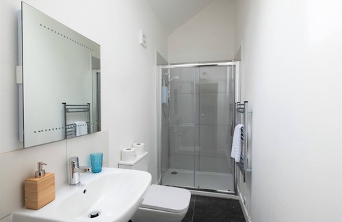 Liskeard Cabin | Riverside Lodge with Covered Terrace & Breakfast Included