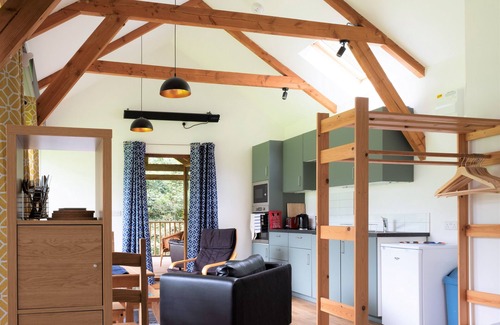 Liskeard Cabin | Riverside Lodge with Covered Terrace & Breakfast Included