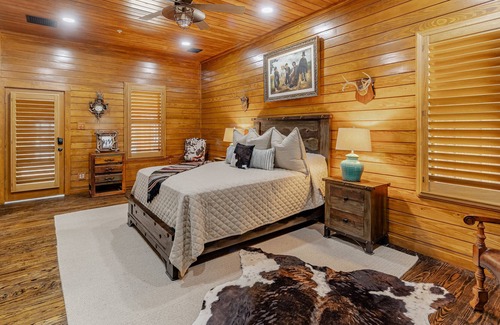 Lavon Cabin | Luxury Roland Cabin at Historical Farm