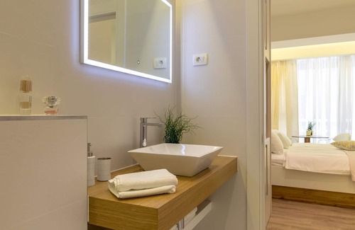 Bacvice Apartment | Premium Jasmine Room in Split: Spa & Family Friendly