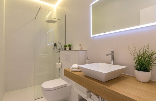 Bacvice Apartment | Premium Jasmine Room in Split: Spa & Family Friendly