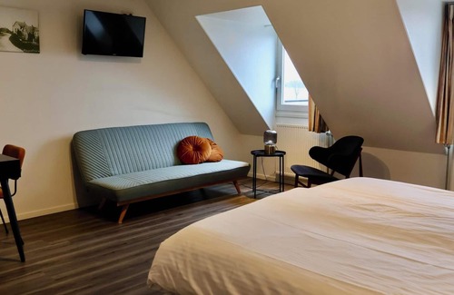 Municipality of West Maas en Waal Hotel | Luxury room with a balcony overlooking De Gouden Ham, offering modern amenities and a serene, picturesque setting.