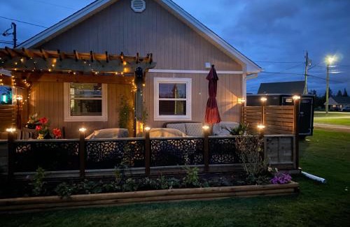 Cap-Pele Ski Chalet | Charming Rose Cottage at Aboiteau Beach - Guest Rated 9.2