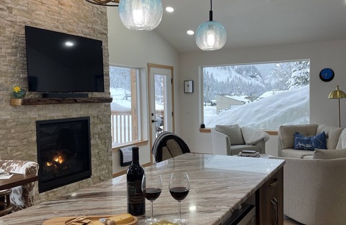 Snoqualmie Pass House | Rustic Modern Retreat on Ski Slope with Hot Tub & Spa