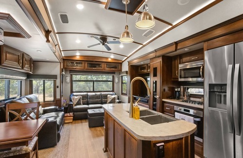 Boerne House | Discover Glamping Bliss: Comfort, Spa & Family-Friendly Fun