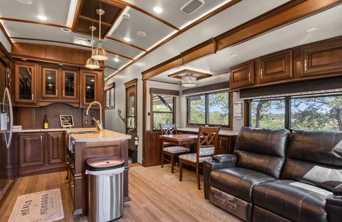Boerne House | Discover Glamping Bliss: Comfort, Spa & Family-Friendly Fun