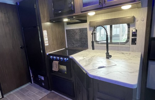 Taft House | Relaxing RV Retreat with Deck, Amenities for Families