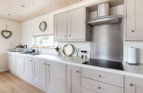 Hopton Cabin | Premier Scandinavian Lodge with Hot Tub & Sauna Retreat