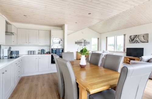 Hopton Cabin | Premier Scandinavian Lodge with Hot Tub & Sauna Retreat