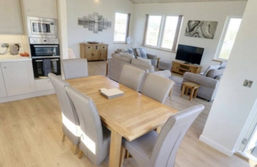 Hopton Cabin | Premier Scandinavian Lodge with Hot Tub & Sauna Retreat