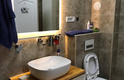 Constanta Apartment | Oceanfront Apartment with Pool at Marine Deko Retreat