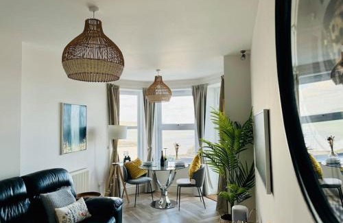 West Looe House | Sea View Apartment with Balcony, 4-Star Comfort Near Beach