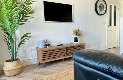 West Looe House | Sea View Apartment with Balcony, 4-Star Comfort Near Beach