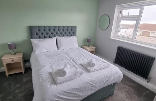 Porthtowan House | Top-Rated Seaside Retreat with Hot Tub & Ocean Views