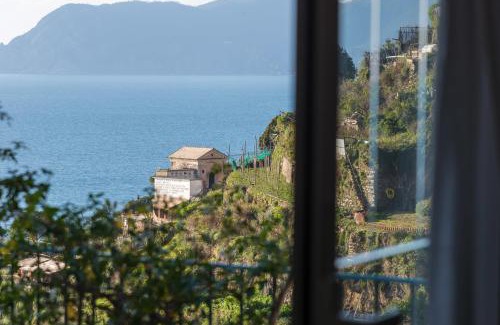 Manarola Apartment | Seaside Retreat: Manarola Oceanview Apartments by Arbaspàa