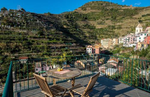 Manarola Apartment | Seaside Retreat: Manarola Oceanview Apartments by Arbaspàa