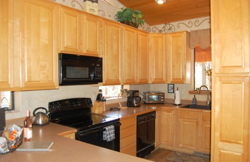Parks Cabin | Pet-Friendly 4BR Cabin in Flagstaff with Pool & Kitchen