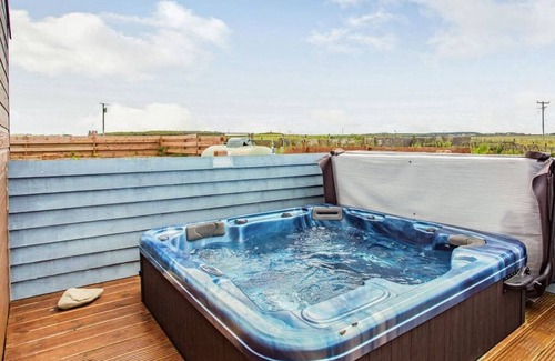 Hunspow Ski Chalet | Luxury Self Catering Lodge with private Hot Tub and Decking. Pet friendly