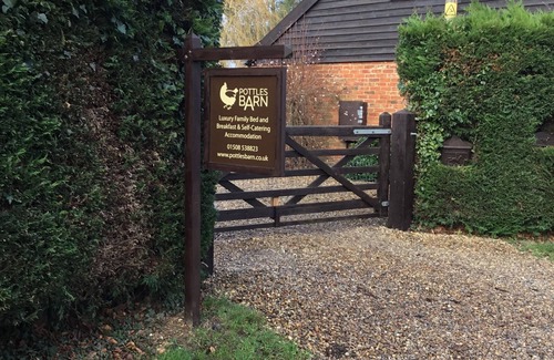 Surlingham Cottage | Tranquil Holiday Retreat by the Norfolk Broads, Rated 9.8/10