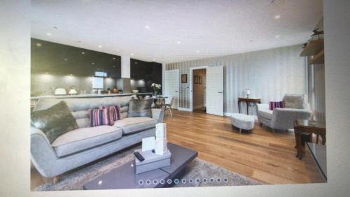 Fairfield Apartment | Elegant Serviced Apartment with Hot Tub & Top Guest Ratings