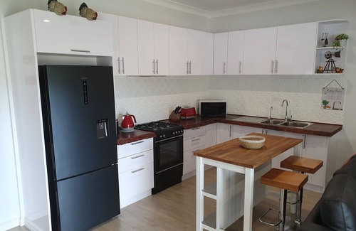 Lowden Cabin | Delightful Shed Retreat in Preston Valley with Breakfast