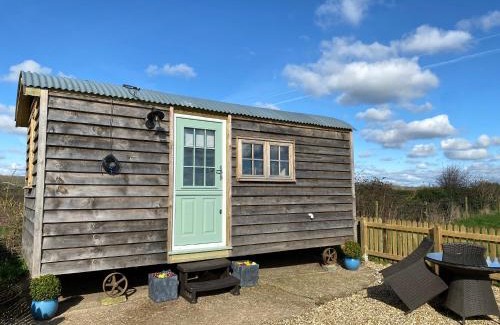 Kelham House | Eco-Friendly Shepherd Hut with Hot Tub and Fireplace