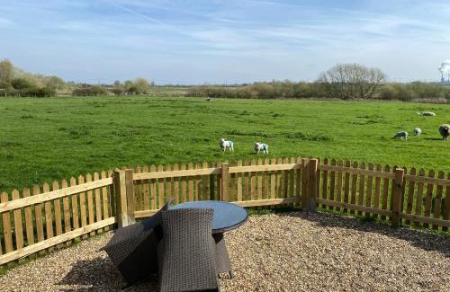 Kelham House | Eco-Friendly Shepherd Hut with Hot Tub and Fireplace