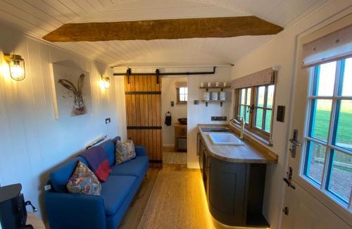 Kelham House | Eco-Friendly Shepherd Hut with Hot Tub and Fireplace