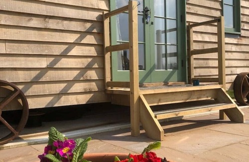 Stone in Oxney Cabin | Cozy Shepherd's Hut with Hot Tub & Woodburner Retreat