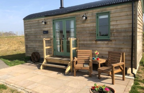 Stone in Oxney Cabin | Cozy Shepherd's Hut with Hot Tub & Woodburner Retreat