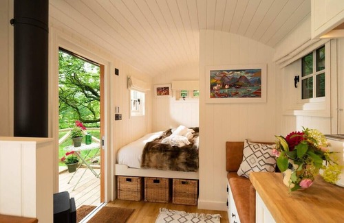 Clachan of Campsie Apartment | Discover Shepherd's Rest: A Cozy Hideaway with Breakfast