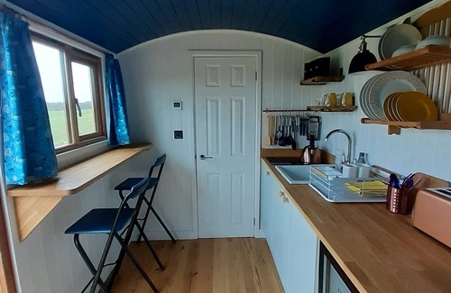 Polegate Cabin | Enchanting Shepherd's Hut with Sunset Views & Breakfast
