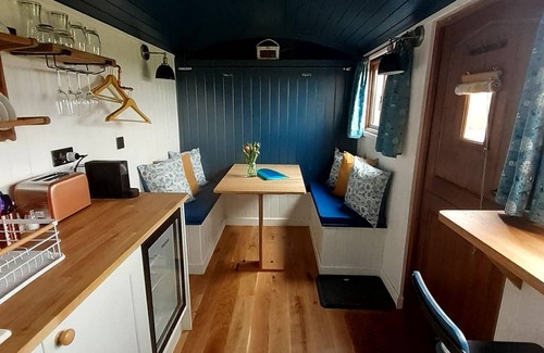 Polegate Cabin | Enchanting Shepherd's Hut with Sunset Views & Breakfast